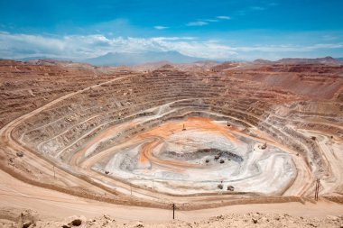 Peru 'daki bir bakır madeninin üstündeki çukurun görüntüsünü al