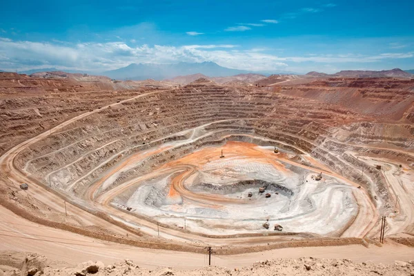 秘鲁一个露天铜矿坑上方的景观 图库照片