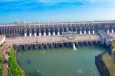 Parana Nehri üzerindeki Itaipu Hidroelektrik Barajı 'nın havadan görünüşü.
