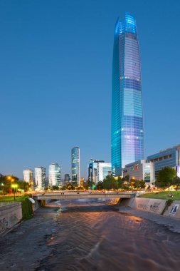 Santiago, Metropolitana Bölgesi, Şili - Costanera gökdeleni ve modern ofis binalarıyla Santiago 'nun finansal bölgesinin silüeti.