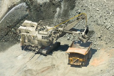 Şili 'de bir bakır madenine çöp kamyonu yükleyen elektrikli ip kürek.
