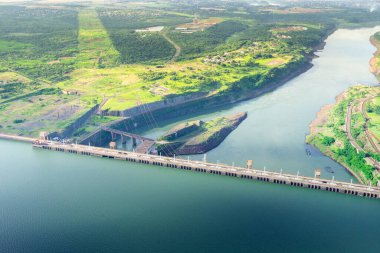 Parana Nehri üzerindeki Itaipu Hidroelektrik Barajı 'nın havadan görünüşü.