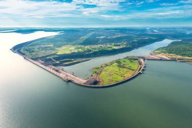 Parana Nehri üzerindeki Itaipu Hidroelektrik Barajı 'nın havadan görünüşü.