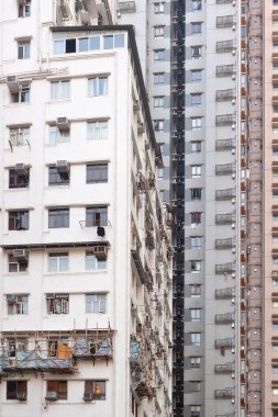 Central Hong Kong 'daki apartmanların gökdelenlerinin silüeti..