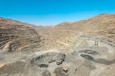 Şili 'de bir bakır madeninde damperli kamyonları yükleyen elektrikli ip kürek.