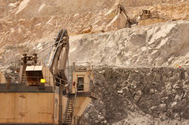 Peru 'da bakır madeninde elektrikli ip kamyonu dolduruyor.