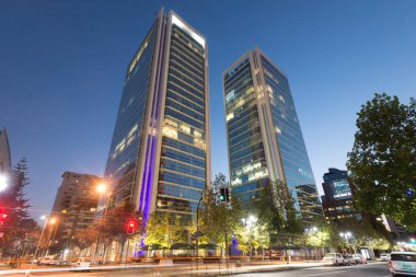 Santiago de Chile, Metropolitana Bölgesi, Şili - Santiago de Şili 'deki Isidora Goyenechea' nın zengin mahallesindeki modern ofis binaları.