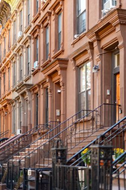 New York, New York, Amerika Birleşik Devletleri - Harlem sokaklarında sıralanan belirgin kahverengi taşlar ve verandaların yakın görüntüsü.
