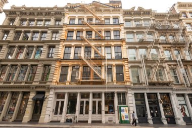 New York City, New York, ABD: Klasik 19. yüzyıl mimarisi, New York 'un ünlü bir alışveriş ve yerleşim bölgesi olan Soho' da.