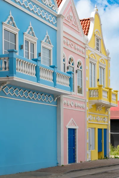 Oranjestad şehir merkezindeki canlı bir sokak manzarası, tarihi Hollanda tarzı binaları ve farklı süslemeleri gözler önüne seriyor.