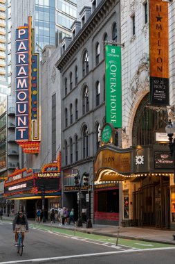 Boston, Massachusetts, ABD: Boston Tiyatrosu 'nun zengin mimarisini gösteren ikonik Paramount Tiyatrosu ve büyük Boston Operası.