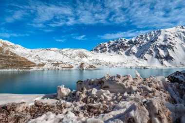 Şili 'nin Metropolitan Bölgesi' nde sakin ve pitoresk bir yapay göl olan El Yeso rezervuarını deneyin..
