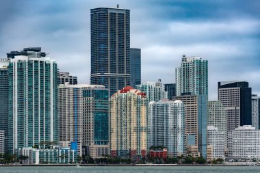 Modern yüksek binalar ve lüks daireler, Brickell finans bölgesindeki Miami siluetine hakimdir.