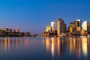 Seaport Bölgesi 'nin modern mimarisi şafakta tarihi Boston finans merkezinin yanında duruyor..