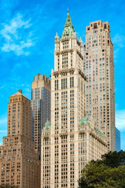 Tarihsel ve modern gökdelenler New York 'un finans merkezinde yoğun bir şehir manzarası oluşturur..