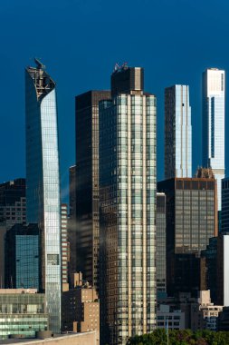 Canlı Midtown East Skyline, gündoğumunda Doğu Nehri, Manhattan, New York 'un sakin sularında parlıyor.