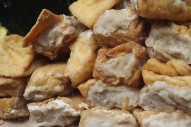 Satılan köfteleri tamamlamak için tofu pentol ve hamur köftesi yol kenarında sergileniyor.