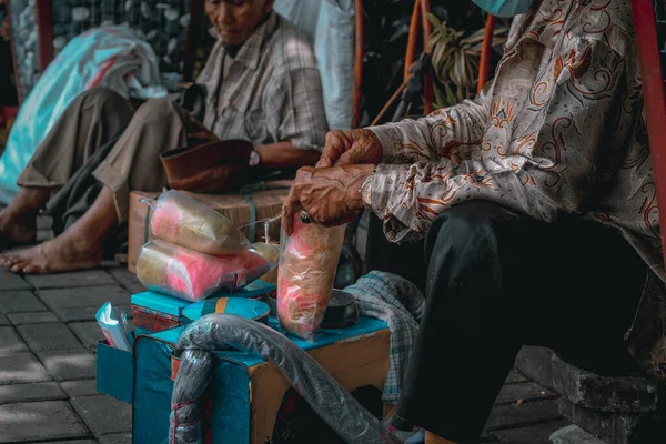 Malang Ινδονησία Απριλίου 2021 Ένας Πωλητής Αρμπάνατ Βαμβακερών Γλυκών Τυλίγει — Φωτογραφία Αρχείου