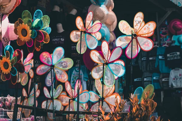 Malang, Endonezya - 11 Nisan 2021: Batu City 'de bir turist dükkanının önünde oyuncak yel değirmeni sergileniyor