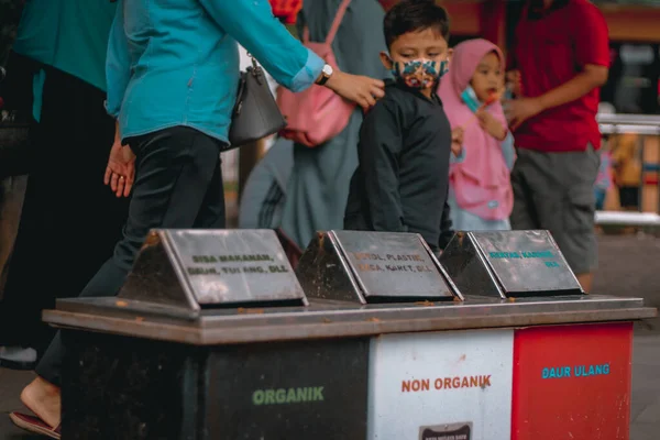 Malang Indonésie Avril 2021 Enfant Portant Masque Regarde Une Poubelle — Photo