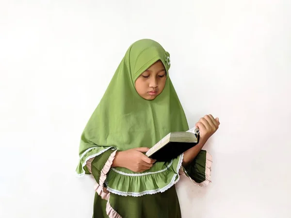 Indonésio Menina Muçulmana Segurando Lendo Santo Alcorão Frente Fundo Branco — Fotografia de Stock