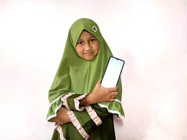 Indonesisch Moslim Meisje Met Een Smartphone Voor Een Witte Achtergrond — Stockfoto