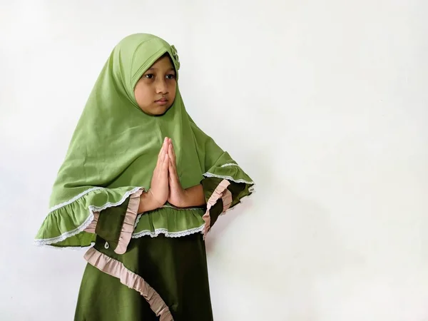 Menina Muçulmana Indonésia Fazendo Gesto Saudação Frente Fundo Branco Vestindo — Fotografia de Stock