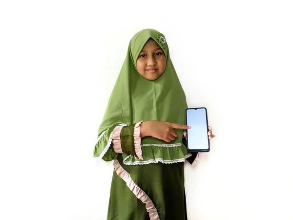 Indonesisch Moslim Meisje Met Een Smartphone Voorkant Van Een Witte — Stockfoto