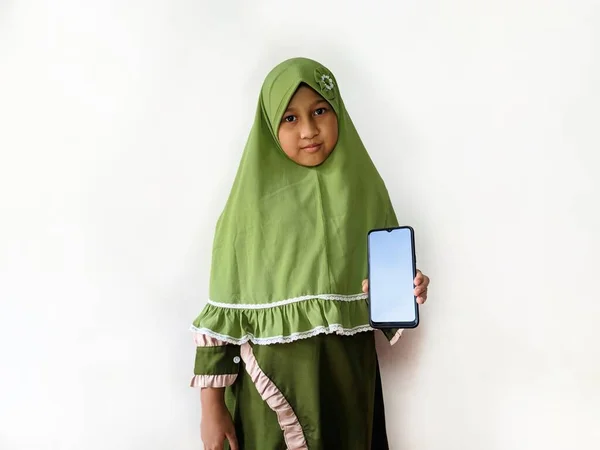 Indonesisk Muslimsk Flicka Som Håller Smartphone Framför Vit Bakgrund Bär — Stockfoto