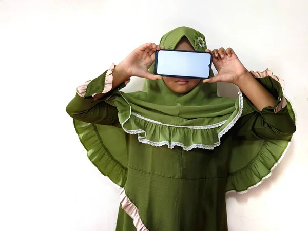 Menina Muçulmana Indonésia Segurando Smartphone Cobrindo Olhos Frente Fundo Branco — Fotografia de Stock