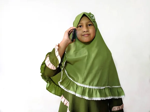 Fille Musulmane Indonésienne Tenant Smartphone Faisant Appel Sérieux Devant Fond — Photo