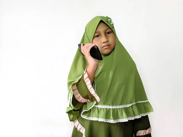 Indonesisches Muslimisches Mädchen Hält Ein Smartphone Der Hand Und Hört — Stockfoto