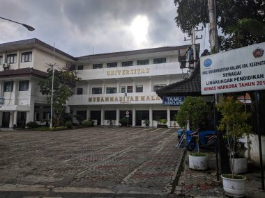 Malang, Endonezya - 20 Ocak 2019: Muhammadiyah Üniversitesi Malang Kampüsü 2, öğleden sonra cepheden görülebilir
