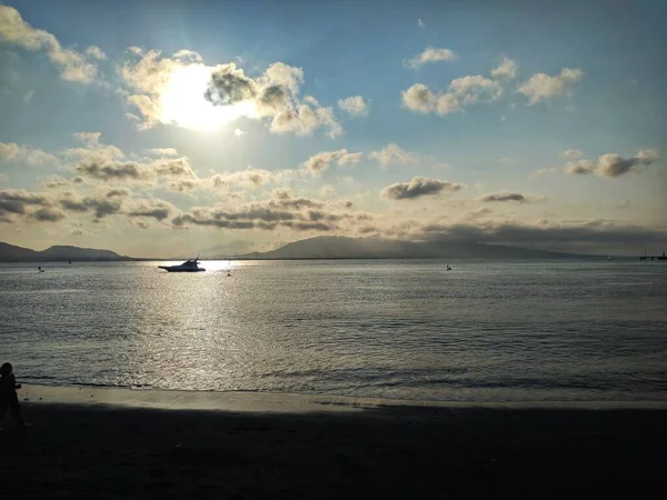 午前中にバンユワンギ市から見たバリ海峡の景色太陽はちょうど上昇しています — ストック写真