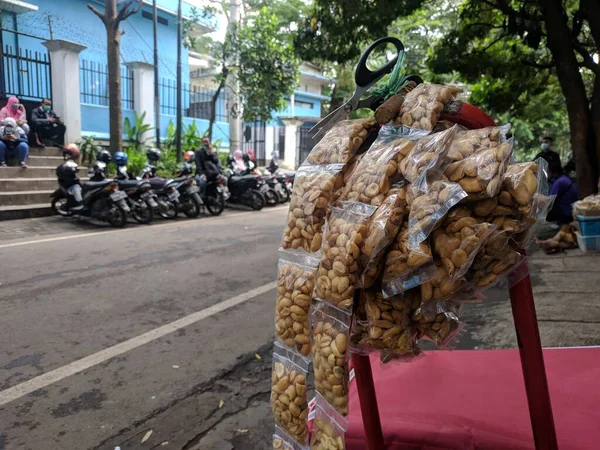 インドネシア マラン 2021年2月11日 マランの病院で道路脇の揚げピーナッツ販売 — ストック写真