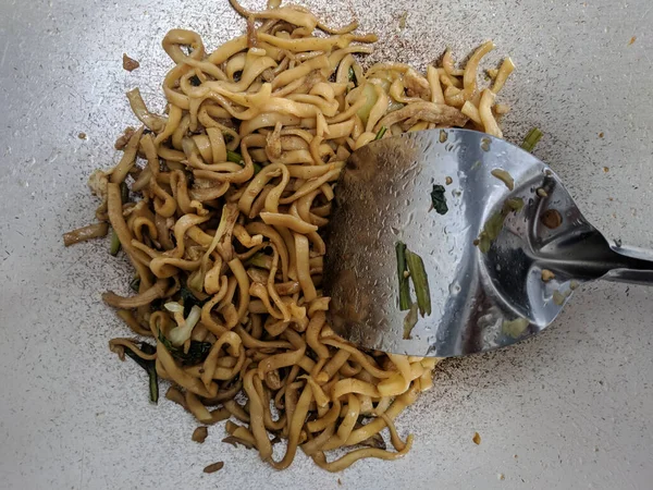 Terlihat Dari Atas Makanan Tradisional Mie Goreng Dalam Wajan Tradisional — Stok Foto