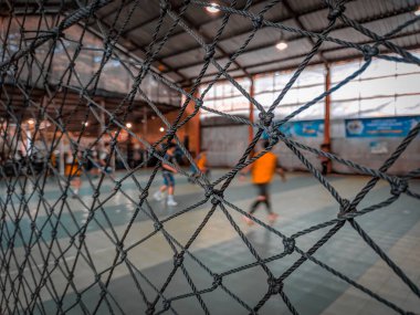 Seçici odak ve arkaplan bulanıklığı ile maç sırasında futsal oyun topunun güvenlik ağının yakın görüntüsü