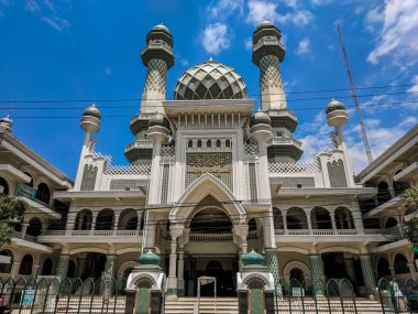 Malang, Endonezya - 14 Şubat 2021: Malang kentindeki jami camii açık gündüz vakti