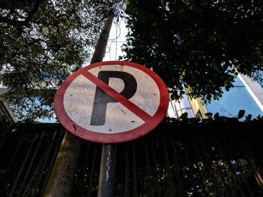 Endonezya 'nın Malang şehrindeki bir parkın çitlerine park levhası yapıştırılmamış.