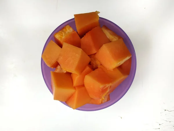 fotoğraf yukarıdan kesilmiş papaya meyvesi sabah mor bir kasede