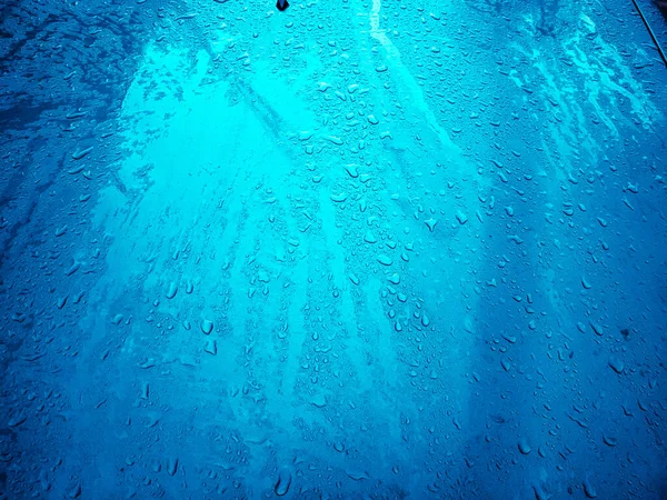 Sabah Yoğunlaşan Bir Arabanın Kaputunda Yağmur Damlaları Vardı — Stok fotoğraf