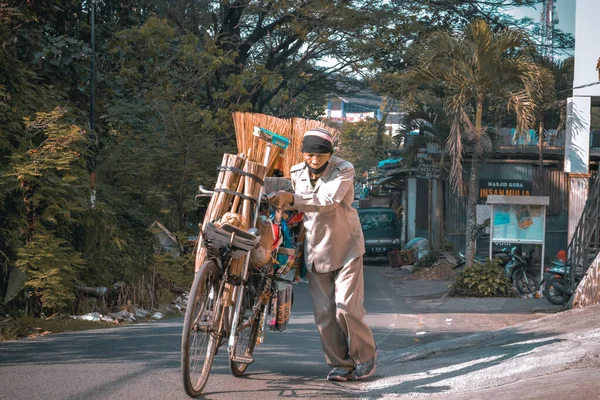 Malang Indonesia April 2021 Old Man Selling Broom Stick Pushes — Stock Photo, Image