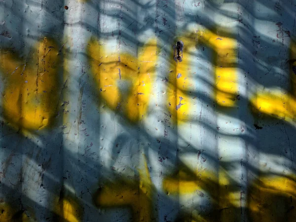 Väggar Zink Med Gul Graffiti Fotograferades Morgonen — Stockfoto