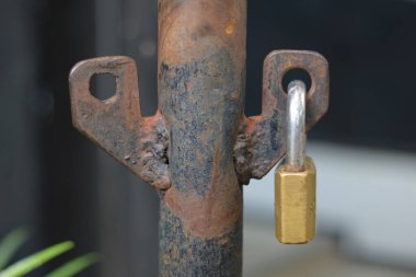 Asma kilit hala açık kapıda asılı.