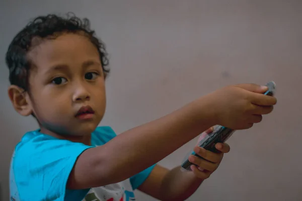 Een Jongen Houdt Afstandsbediening Van Televisie Vast Zet Televisie Aan — Stockfoto