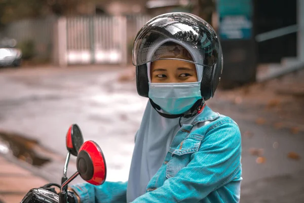 Portrait Une Infirmière Hospitalière Moto Préparant Partir Après Service Matin — Photo