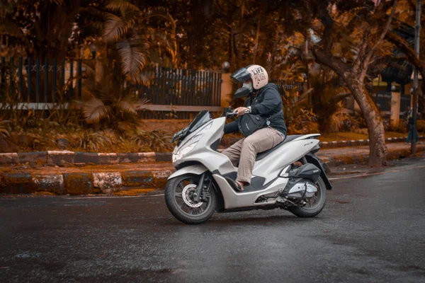 2021年4月17日 印度尼西亚马良市 一名骑自行车的人在马良市一条人烟稀少的路上穿过公路 — 图库照片