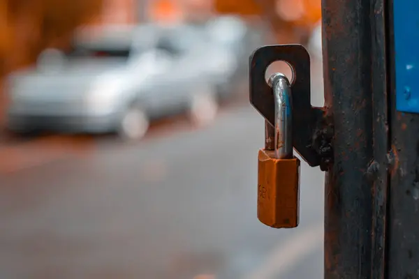 Het Hangslot Hangt Nog Steeds Open Poort Met Wazige Achtergrond — Stockfoto