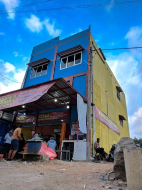 Malang, Endonezya -25 Nisan 2021: Toptan satış yapan bir pastane öğleden sonra Malang City 'de alıcılarla meşgul.