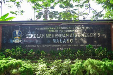 Malang, Endonezya -25 Nisan 2021: Malang 5 Eyalet Lisesi 'nin ön ve yan taraftaki plakası